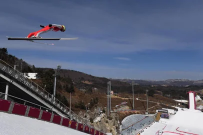  Japans Taku Takeuchi takes part in the Mens Normal Hill off training Jump at the Alpensia Ski Jumping center ahead of the Pyeongchang 2018 Winter Olympic Games in Pyeongchang on February 7, 2018. / AFP PHOTO /Editoria: SPOLocal: PyeongchangIndexador: CHRISTOF STACHESecao: ski jumpingFonte: AFPFotógrafo: STR