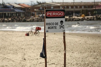  TRAMANDAÍ e IMBÉ RS  BRASIL, 08-02-2018. Local próximo de onde o mar encontra o rio Tramandaí é um dos que mais registrou salvamentos neste verão. Preocupados, guarda-vidas instalaram placas de alerta sobre o risco de morte. Bem na divisa com Imbé, no entorno da guarita 136, acontecem os principais salvamentos. A partir dessa área os guarda-vidas realizam treinamentos para tirar os banhistas em apuros do mar. (FOTOS: CARLOS MACEDO/AGÊNCIA RBS)