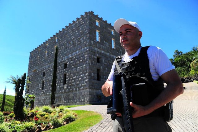 MONTE BELO DO SUL, RS, BRASIL, 08/02/2018.Brigada Militar e PRF seguem as buscas em Monte Belo do Sul, aos assaltantes que atacaram carro-forte na manhã de terça-feira (06/02). Barreira policial na ERS-444 no entroncamento para Monte Belo do Sul e Santa Tereza. Na foto, capitão Diego Caetano, de Bento Gonçalves.  (Porthus Junior/Agência RBS)