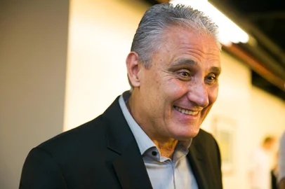  PORTO ALEGRE, RS, BRASIL, 10-07-2017. Técnico Adenor Leonardo Bachi, o Tite. A Opus Promoções e a Profissionais S/A realizam um projeto inédito com dois craques do mundo esportivo. O Jogo da Vida: Teoria e Prática com Silvio Benfica e Tite abordará questões como liderança, ética, reputação, tomada de decisão, disciplina e organização. Além disso, convidados especiais dividirão suas experiências e suas trajetórias em uma conversa que pretende ultrapassar as quatro linhas, versando sobre teoria e prática, no Boubon Country.  (FOTO ANDRÉA GRAIZ/AGÊNCIA RBS, REDE SOCIAL).Indexador: Andrea Graiz