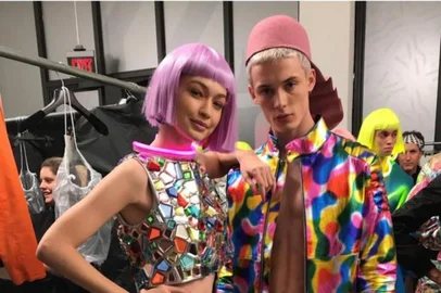 Depois de abrir o desfile da versace, em Milão, escolhido a dedo pela própria Donatella, o gaúcho joao knorr - natural de Panambi surge em Nova York no backstage do desfile do estilista jeremy scott abraçado na modelo gigi hadid.