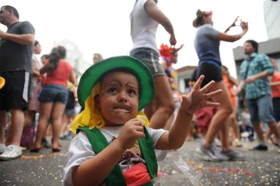  CAXIAS DO SUL, RS, BRASIL. 09/02/2016. Caxias do Sul teve Carnaval acontecendo em diferentes pontos da cidade durante a terça-feira. Em um deles, em frente ao restaurante Zanuzi, cerca de 300 pessoas pulavam ao som de marchinhas na Rua Alfredo Chaves por volta das 19h. Na foto, Leonardo Dessotti Cruz, 2 anos, curtiu o seu primeiro carnaval de rua. (Diogo Sallaberry/Agência RBS)Indexador: DIOGO SALLABERRY