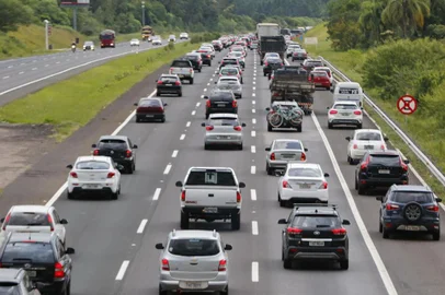  PORTO ALEGRE, RS, BRASIL 09/02/2018 - Movimento na Freeway em direção ao litoral - Feriado de Carnaval. (FOTO: ROBINSON ESTRÁSULAS/AGÊNCIA RBS)