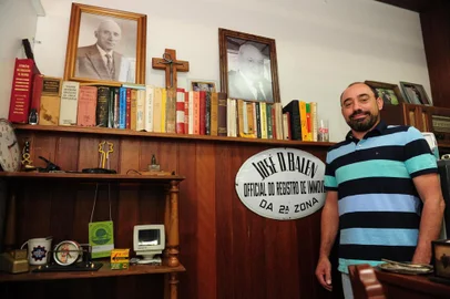  CAXIAS DO SUL, RS, BRASIL (09/02/2018). Alexandre Balen mostra parte do acervo histórico do Cartório Balen, instituição jurídica que dirigida pelo seu avô e pai. (Roni Rigon/pioneiro).