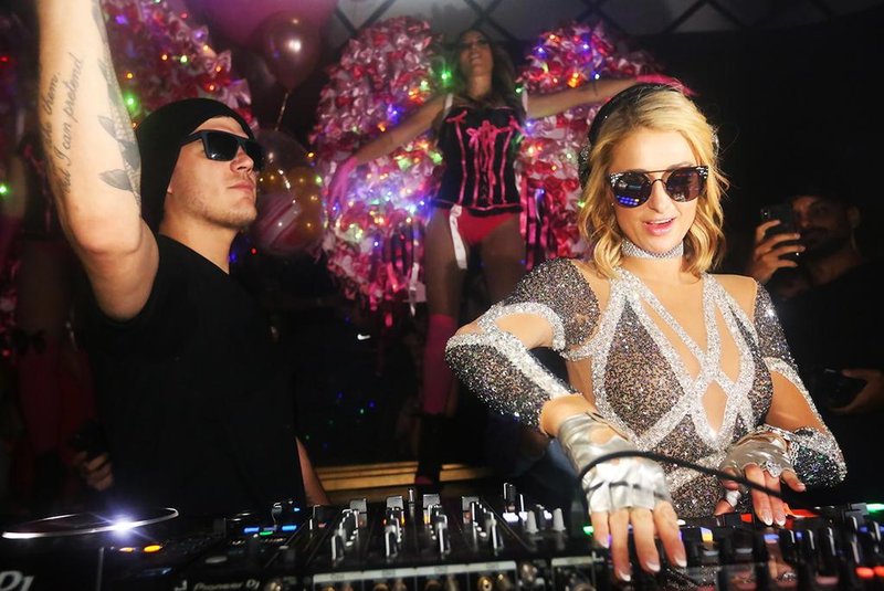 A socialite americana Paris Hilton escolheu a Posh, em Jurerê Internacional, para celebrar seu aniversário, com uma super festa na noite de 11 de fevereiro, domingo de carnaval. NA FOTO: Paris Hilton com o noivo, o ator e modelo Chris Zylka