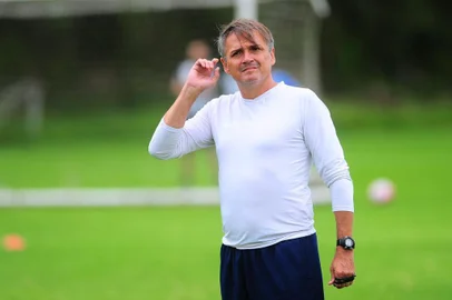  CAXIAS DO SUL, RS, BRASIL, 09/02/2018. Treino do Caxias no campo suplementar. O Caxias está disputando do Campeonato Gaúcho (Gauchão 2018). Na foto, técnico Luiz Carlos Winck. (Porthus Junior/Agência RBS)