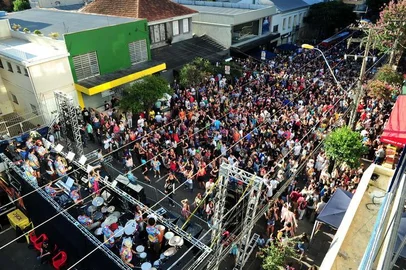  CAXIAS DO SUL, RS, BRASIL, 13/02/2018. Carnaval do Bloco do Zanuzi, no Centro de Caxias, reuniu milhares de foliões na tarde da terça-feira. (Diogo Sallaberry/Agência RBS)