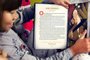 Criança lendo o livro Histórias de ninar para garotas rebeldes ¿ 100 fábulas sobre mulheres extraordinárias