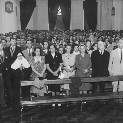 Na foto, a bênção da igreja Matriz Nossa Senhora do Rosário de Pompéia, ocorrida em 2 de março de 1947. À frente, aparece o empresário Ismael Chaves Barcellos (de terno escuro), acompanhado pelo filho José Chaves Barcellos (à direita) e parte da família. O registro traz ainda as irmãs da Congregação do Imaculado Coração de Maria, a senhora Luiza Spinato e o marido, João Laner Spinato (na segunda fila, à direita, olhando para trás). A imagem foi gentilmente cedida por dona Therezinha Spinato Bissaco, filha de Luiza e João, que tinha 12 anos à época.