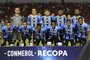  Brazil's Gremio football team pose for pictures during the Recopa Sudamericana 2018 first leg final football match against Argentina's Independiente at Libertadores de America stadium in Avellaneda, Buenos Aires, on February 14, 2018. / AFP PHOTO / Juan MABROMATAEditoria: SPOLocal: AvellanedaIndexador: JUAN MABROMATASecao: soccerFonte: AFPFotógrafo: STF