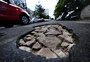 FOTOS: buracos prejudicam circulação em ruas e avenidas de Porto Alegre