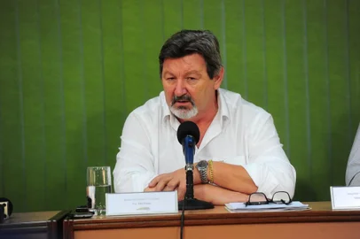  CAXIAS DO SUL, RS, BRASIL, 15/02/2018. Na tarde desta quinta-feira, a Comissão Processante da Câmara de Vereadores de Caxias do Sul emitiu parecer favorável ao prosseguimento do processo de impeachment do prefeito de Caxias, Daniel Guerra (PRB). Com isso, agora começa a fase  de instrução do processo. Três parlamentares conduziram os trabalhos da Comissão Processante, que emitiu o parecer prévio. O grupo era composto pelos vereadores Edson da Rosa (presidente, MDB), Edio Elói Frizzo (relator, PSB) e Velocino Uez (revisor, PDT). (Porthus Junior/Agência RBS)