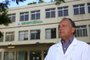 PORTO ALEGRE, RS, BRASIL, 14-02-2018: Médico Paulo Roberto Fontes em frente ao Hospital Beneficência Portuguesa. (Foto: Mateus Bruxel / Agência RBS)