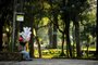  CAXIAS DO SUL, RS, BRASIL, 22/07/2016. Em dia de temperaturas um pouco mais altas, vendedor faz pausa para descanso no Parque Cinquentenário. (Diogo Sallaberry/Agência RBS)