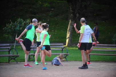  CAXIAS DO SUL, RS, BRASIL (16/02/2018). Parque dos Macaquinhos 2018. Final de tarde reúne grande movimento de pessoas que caminham e correm.... (Roni Rigon/Pioneiro).