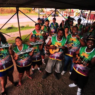  CAXIAS DO SUL, RS, BRASIL, 16/02/2018. Depois de os blocos levarem multidões às ruas de Caxias do Sul no feriadão de Carnaval, este final de semana será de comemorações nas comunidades de duas escolas de samba da cidade. Mesmo sem condições de organizar o tradicional desfile, integrantes da Incríveis do Ritmo, do bairro Pioneiro, e da Filhos de Jardel, do Jardelino Ramos, decidiram fazer as comemorações por conta própria. Na foto, ensaio no pavilhão da escola Incríveis do Ritmo. (Pothus Junior/Agência RBS)