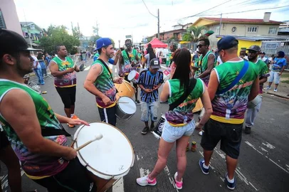 CAXIAS DO SUL, RS, BRASIL, 17/02/2018. Integrantes da Incríveis do Ritmo, do bairro Pioneiro, e da Filhos de Jardel, no Jardelino Ramos, realizaram a própria celebração de carnaval após cancelamento do evento de rua de Caxias. Centenas de pessoas prestigiaram o evento neste sábado na Rua Assis Brasil, no bairro Jardelino Ramos. (Porthus Junior/Agência RBS)