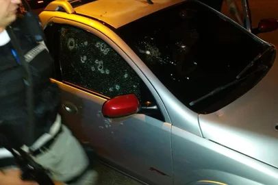 Homens armados renderam jovens em um ponto de encontro em Garibaldi e atiraram contra três carros que estavam com som alto. O caso ocorreu por volta das 2h20min deste domingo no bairro Alfândega. A suspeita é que o ataque foi protagonizado por moradorescansados da baderna.