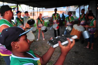  CAXIAS DO SUL, RS, BRASIL, 16/02/2018. Depois de os blocos levarem multidões às ruas de Caxias do Sul no feriadão de Carnaval, este final de semana será de comemorações nas comunidades de duas escolas de samba da cidade. Mesmo sem condições de organizar o tradicional desfile, integrantes da Incríveis do Ritmo, do bairro Pioneiro, e da Filhos de Jardel, do Jardelino Ramos, decidiram fazer as comemorações por conta própria. Na foto, ensaio no pavilhão da escola Incríveis do Ritmo. (Pothus Junior/Agência RBS)