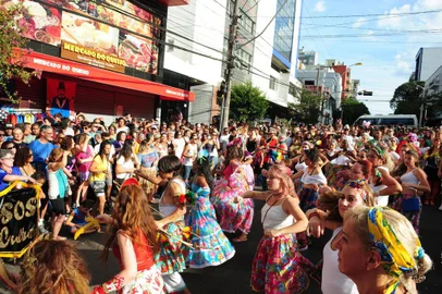  Caxias do Sul, RS, Brasil (18/02/2018).  Carnaval do Zanuzzi 2018.   Maracaxias agita foliões do carnaval caxiense com o ritmo colorido do Maracatu, defronte o  Bar do Zanuzzi. (Roni Rigon/Pioneiro).