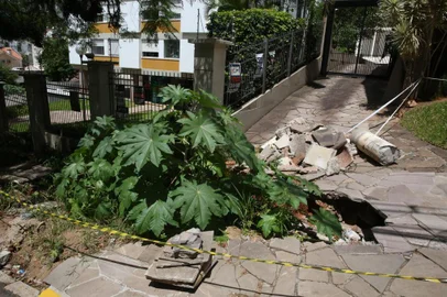 PORTOALEGRE-RS-BR 16.02.2018 buracos em calçada na rua  Anita Garibaldi.FOTÓGRAFO: TADEU VILANI AGÊNCIA RBS