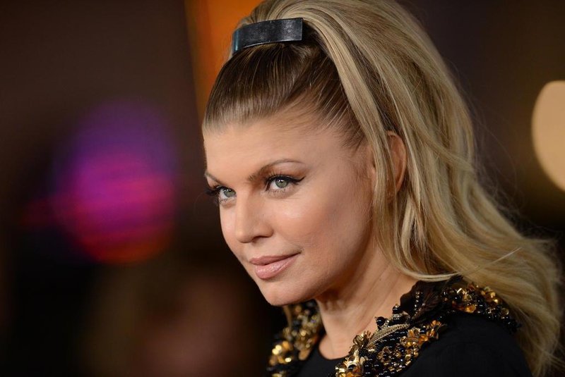 Singer Fergie arrives at the premiere of Relativity Medias Safe Haven at TCL Chinese Theatre on February 5, 2013 in Hollywood, California.   Cantora Fergie na estréia de refúgio seguro em Hollywood, Califórnia.
