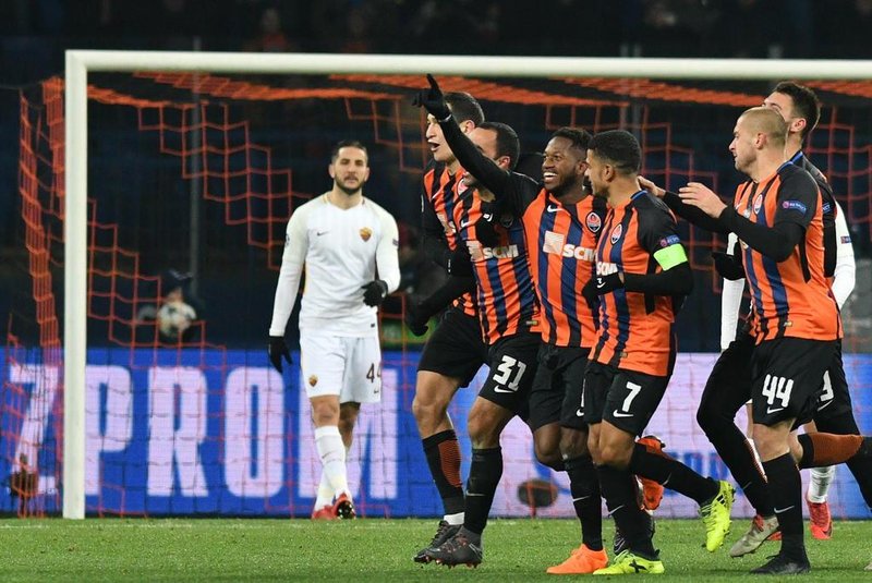 Shakhtar Donetsks players celebrate the goal scored by midfielder Fred (3L) during the UEFA Champions League round of 16 first leg football match between Shaktar Donetsk and AS Rome at the OSK Metalist Stadion in Kharkiv on February 21, 2018. / AFP PHOTO / GENYA SAVILOV