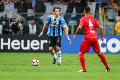 Gremio x IndependientePORTO ALEGRE, RS, BRASIL, 21.02.2018. Lance da partida entre Gremio e Independiente disputada na noite desta quarta-feira, na Arena do Gremio, válida pela decisão da Recopa Sul-Americana 2018. Na foto, o zagueiro Geromel.FOTO: LUCAS UEBEL/GREMIO FBPAEditoria: SPOIndexador: Lucas UebelSecao: futebolFonte: Gremio.netFotógrafo: Gremio x Independiente