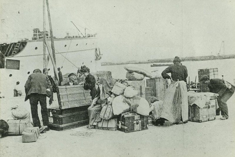 Embarque de imigrantes italianos para o Brasil em 1910