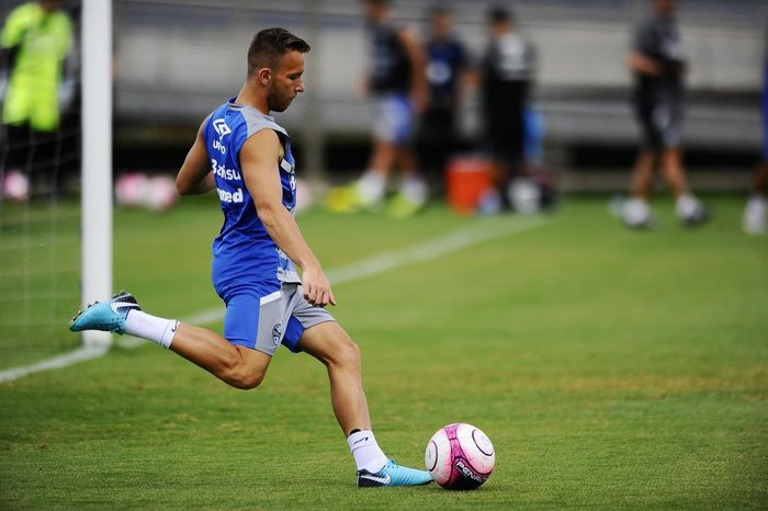 Grêmio aguarda sinal verde do Barcelona para mandar representante à Espanha