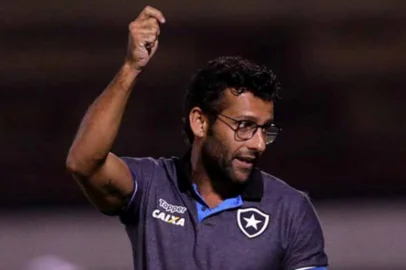 Técnico Alberto Valentim, do botafogo, pedindo cartão amarelo