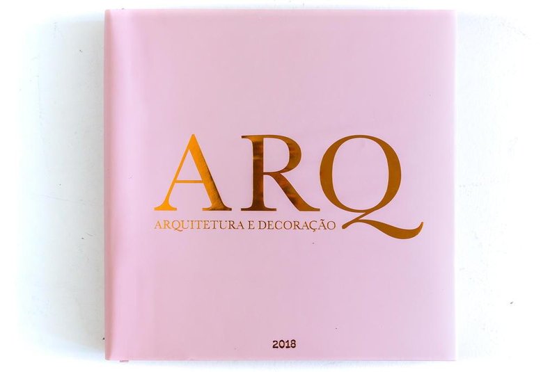  PORTO ALEGRE, RS, BRASIL, 14/02/2018 : Anuário ARQ Arquitetura e Decoração 2018, da  Editora Audaz. (Omar Freitas/Agência RBS)Indexador: Omar Freitas