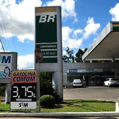  CAXIAS DO SUL, RS, BRASIL, 23/02/2018. Preço nas bombas de gasolina no posto SIM, do bairro Santa Lúcia, chega a 3,759 por litro. (Diogo Sallaberry/Agência RBS)