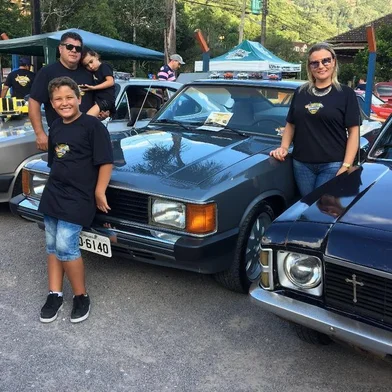 Aniversário do grupo 100Clube, de Opalas e Caravans, movimenta encontro de carros antigos em Galópolis. Na foto, Jair Souza, 47, a esposa, Greice DalAgo, 34, o filho João Lucas, oito, e a filha Victória, quatro, com o Opala da família.