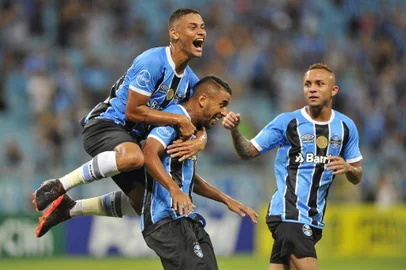 Grêmio x Novo Hamburgo, na Arena do Grêmio, em Porto Alegre, pela 9ª rodada do Gauchão. Na foto, Thonny Anderson e Everton comemoram o gol de Michel, o segundo do Grêmio na partida