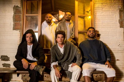 Banda Cordel do Fogo Encantado anuncia retorno após oito anos de hiato, disponibilizando os álbuns anteriores nas plataformas de streaming a partir de sexta-feira (23/02/2018). Na foto: integrantes da banda Cordel do Fogo Encantado.