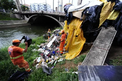  Moradores de rua são removidos das margens do Arroio Dilúvio
