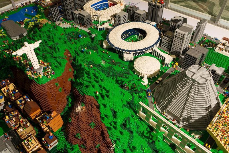 A maquete do Rio de Janeiro feita totalmente em LEGO foi construída para homenagear a cidade-sede dos Jogos Olímpicos de 2016 e ficará exposta permanentemente na Fundação Cidade das Artes como legado cultural.