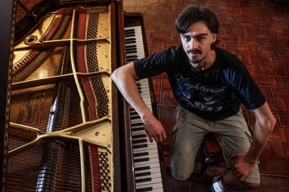 Bruno Hrabovsky Ã© musico e toca mÃºsicas de rock usando notas de piano. 