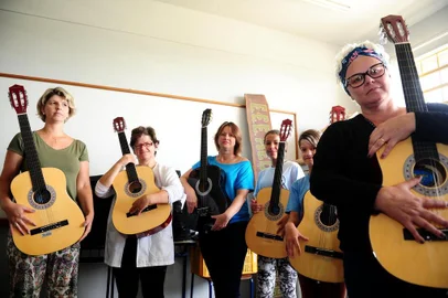 CAXIAS DO SUL, RS, BRASIL, 22/02/2018. Escola Estadual de Ensino Médio João Pilati, no distrito de Criúva, em Caxias do Sul, teve cancelado o programa Mais Educação do governo federal. Na foto, Greici Brochetto Lorandi, 37, coordenadora pedagógica, Didiane Fidelis da Rosa, 50, merendeira, Juliana Castilhos Vacchi, 43, diretora, Iole Eloiza dos Reis, 13, aluna do 9º ano, Larissa Fidelis da Rosa, 13, aluna do 7º ano, e Mara Vanaz Vachi, 47, vice-diretora. (Diogo Sallaberry/Agência RBS)