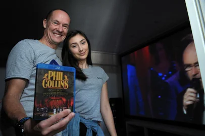  CAXIAS DO SUL, RS, BRASIL, 23/02/2018 - Fã de Phil Collins, o empresário caxiense Etelvino Maia irá ao show de terça-feira, no Estádio Beira-Rio, junto da esposa, Susana Scalabrin, e da filha, Vitória Scalabrin (com ele na foto). (Marcelo Casagrande/Agência RBS)