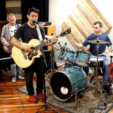 Banda caxiense Planta CarnívoraDaniel Luciano Araújo (violão e voz)Rafael Taufer (guitarra)Marcelo Nunes (baixo)Landel Colloda (teclado)Rafael Ramos (bateria)