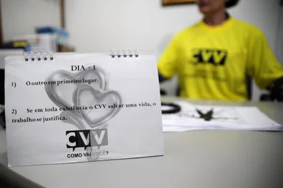  CAXIAS DO SUL, RS, BRASIL, 01/09/2017 - O Centro de Valorização a Vida desenvolve um trabalho de prevenção de suicídios. Para isso, conta com voluntátios que atendem ligações pelo fone 188. NA FOTO: Eloísa (codinome que usa como voluntária), 55 anos, empresária, atua no CVV.(Marcelo Casagrande/Agência RBS)