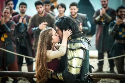 Foto exclusiva para a coluna Sinal Aberto. Em Deus Salve o Rei, Afonso (Romulo Estrela) é  pego de surpresa. Ao se virar, Amália (Marina Ruy Barbosa)  se joga em seus braços e o beija.