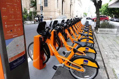  PORTO ALEGRE, RS, BRASIL, 27-02-2018. Novo modelo de bicicleta da Bike Poa é instalado em diversos lugares de Porto Alegre. Na foto: estação da Av Duque de Caxias com R Espirito Santo (RONALDO BERNARDI/AGÊNCIA RBS)