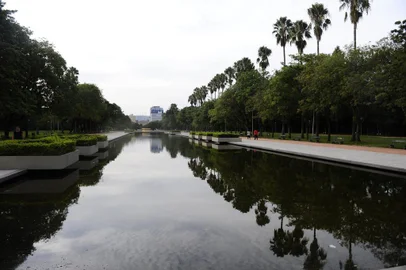 Amanhecer desta terça-feira no Parque da Redenção, em Porto Alegre