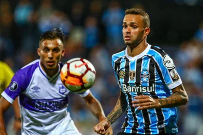 Gremio x DefensorRS - FUTEBOL/CONMEBOL LIBERTADORES 2018 /GREMIO X DEFENSOR - ESPORTES - Lance da partida entre Gremio e Defensor disputada na noite desta terca-feira, no Estadio Luis Franzini, em MontevidÃ©u, valida pela Libertadores 2018. FOTO: LUCAS UEBEL/GREMIO FBPAEditoria: SPOIndexador: Lucas UebelSecao: futebolFonte: Gremio.netFotógrafo: Gremio x Defensor