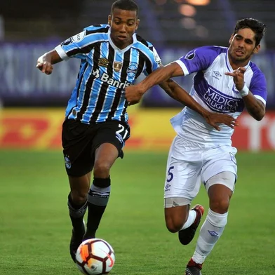 Brazilian Gremio Madson (L) vies for the ball with Uruguayan Defensor Ayrton Cougo during a 2018 Copa Libertadores football match at the Luis Franzini Stadium in Montevideo, Uruguay on February 27, 2018.  / AFP PHOTO / Dante FERNANDEZEditoria: SPOLocal: MontevideoIndexador: DANTE FERNANDEZSecao: soccerFonte: AFPFotógrafo: STR