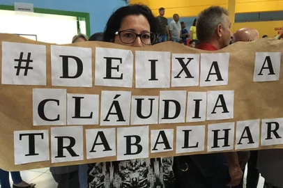 Protesto por saída de diretora da escola estadual Clemente Pinto em Caxias. Servidora municipal, que era cedida ao estado, foi deslocada pelo município para a recém-inaugurada escola municipal Cidade Nova.