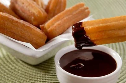 Churros com calda de chocolate; blog água na boca